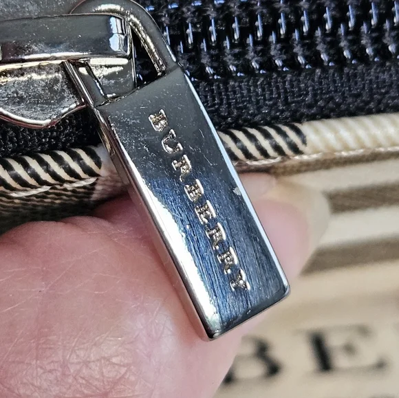 Burberry Nova Check Coin/Cardholder - Picture 2 of 10